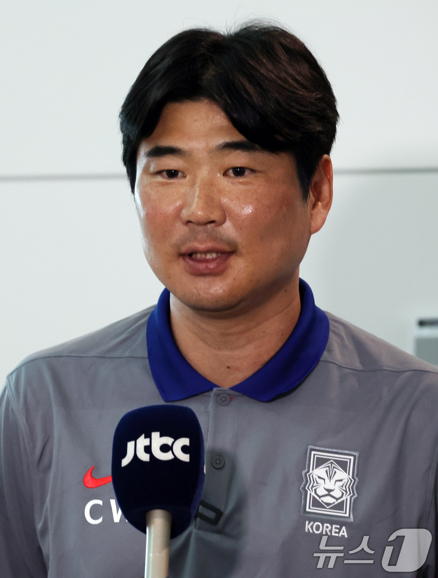 (인천공항=뉴스1) 김명섭 기자 = 이창원 2025 FIFA 20세 이하 (U-20) 월드컵 대표팀 감독이 8일 오후 인천공항에서 출국에 앞서 인텨뷰를 하고 있다.B조에 편성된 대 …