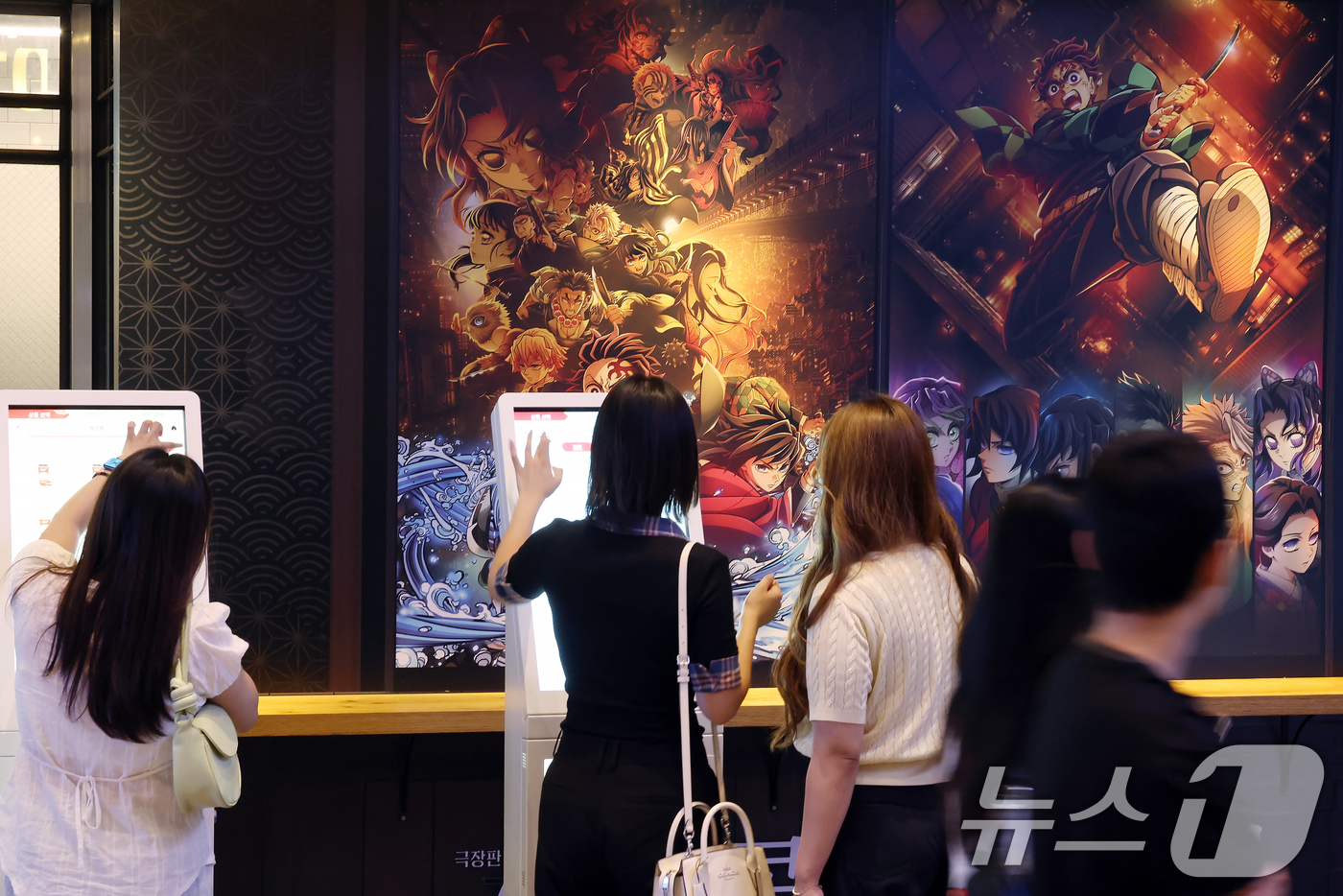 (서울=뉴스1) 박정호 기자 = 애니메이션 영화 '극장판 귀멸의 칼날: 무한성편'의 흥행이 이어지며 400만 관중 돌파를 앞둔 8일 서울의 한 영화관을 찾은 관객들이 귀멸의 칼날 …
