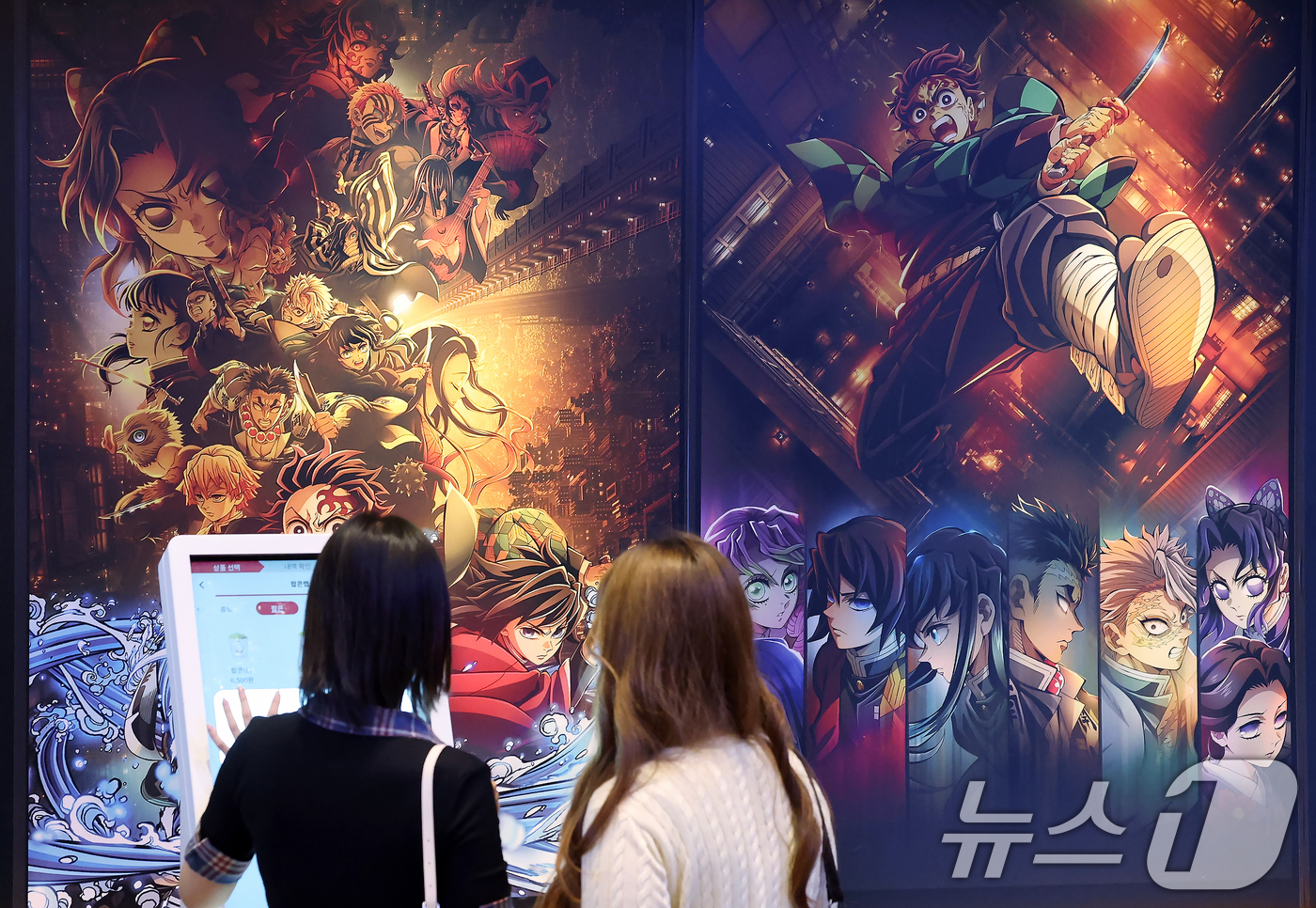 (서울=뉴스1) 박정호 기자 = 애니메이션 영화 '극장판 귀멸의 칼날: 무한성편'의 흥행이 이어지며 400만 관중 돌파를 앞둔 8일 서울의 한 영화관을 찾은 관객들이 귀멸의 칼날 …