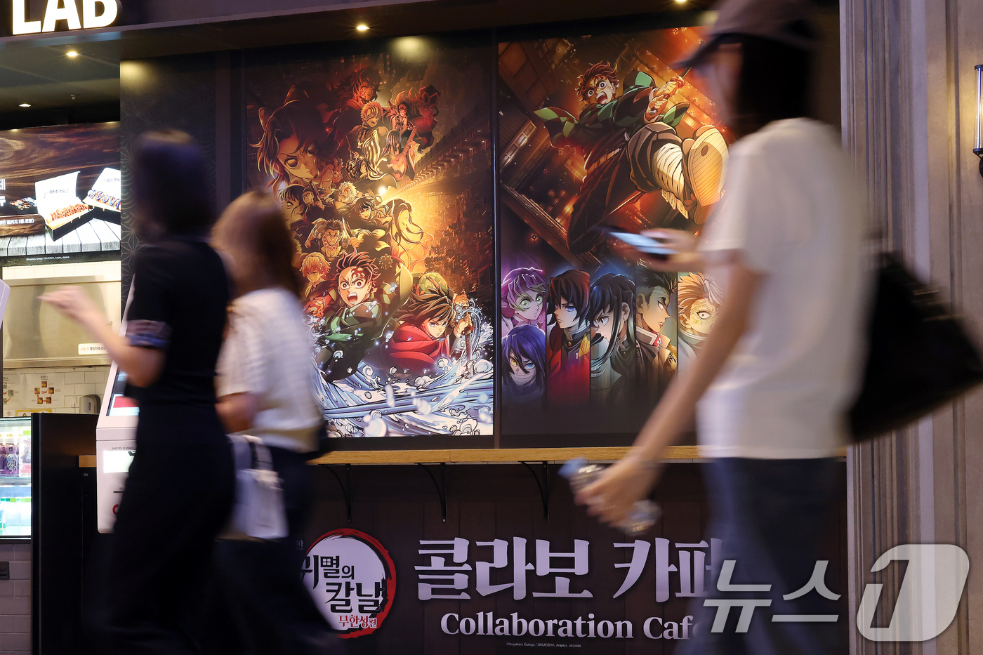 (서울=뉴스1) 박정호 기자 = 애니메이션 영화 '극장판 귀멸의 칼날: 무한성편'의 흥행이 이어지며 400만 관중 돌파를 앞둔 8일 서울의 한 영화관을 찾은 관객들이 상영관으로 향 …