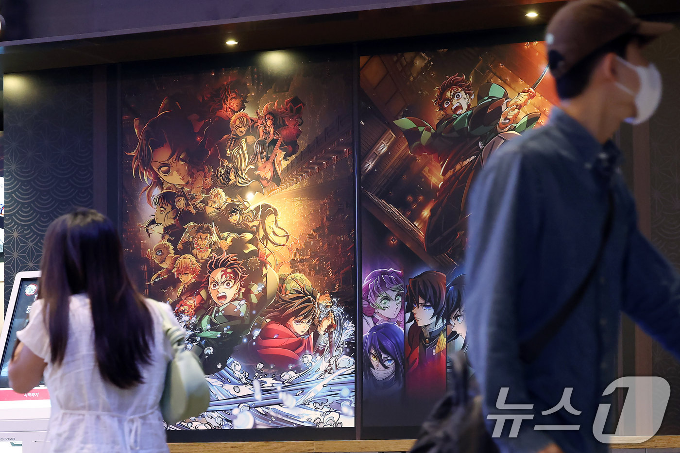 (서울=뉴스1) 박정호 기자 = 애니메이션 영화 '극장판 귀멸의 칼날: 무한성편'의 흥행이 이어지며 400만 관중 돌파를 앞둔 8일 서울의 한 영화관을 찾은 관객들이 상영관으로 향 …