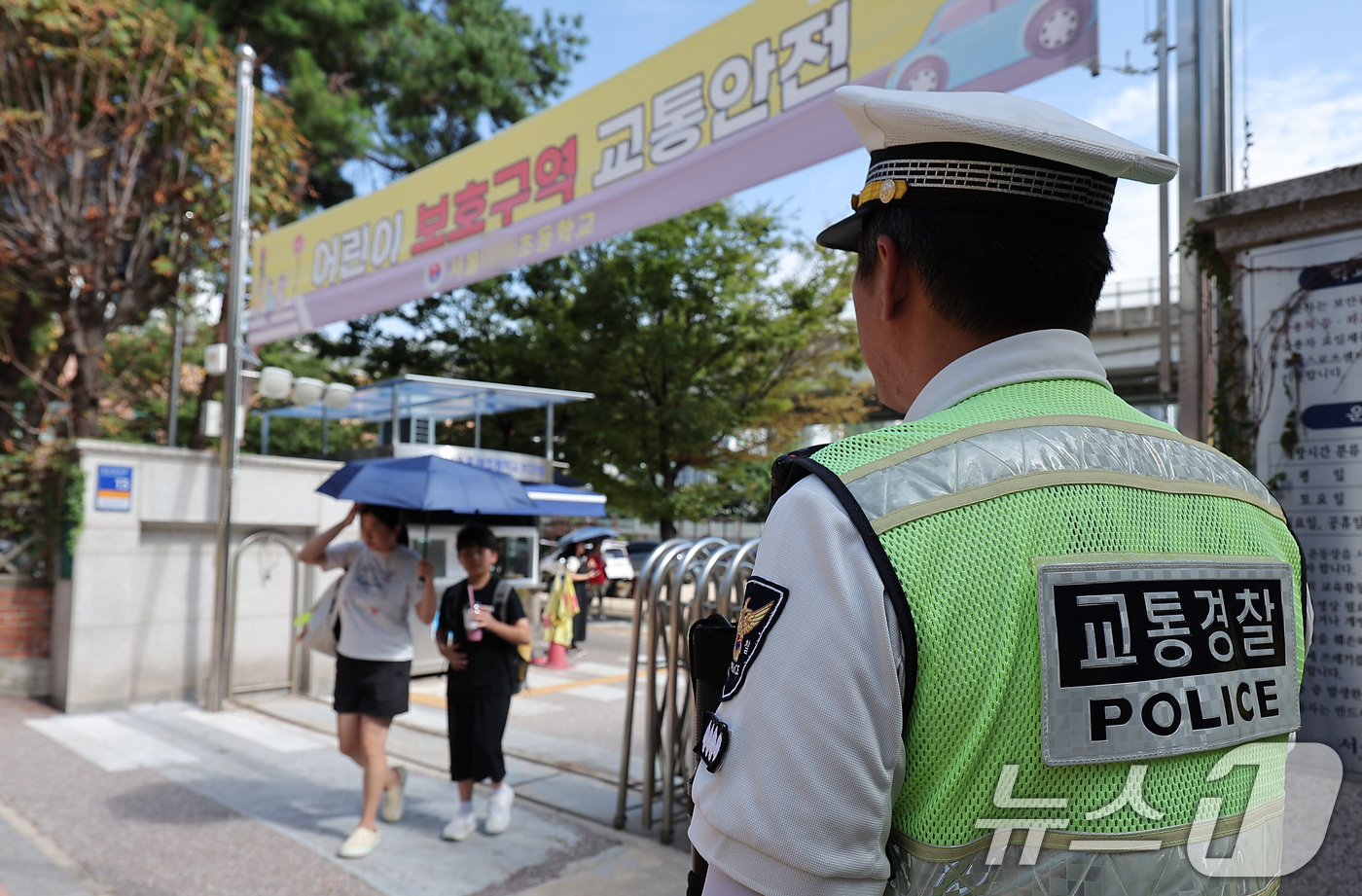 (서울=뉴스1) 김성진 기자 = 서울 서대문구 유괴 미수범들이 구속영장 기각으로 풀려난 뒤 학부모들 불안이 커지자 경찰이 5주간 종합 대책을 마련해 초등학교 등하굣길 안전을 강화한 …