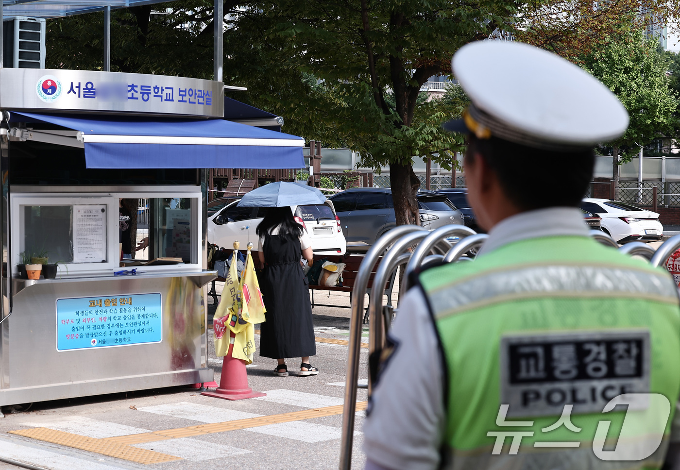 (서울=뉴스1) 김성진 기자 = 서울 서대문구 유괴 미수범들이 구속영장 기각으로 풀려난 뒤 학부모들 불안이 커지자 경찰이 5주간 종합 대책을 마련해 초등학교 등하굣길 안전을 강화한 …