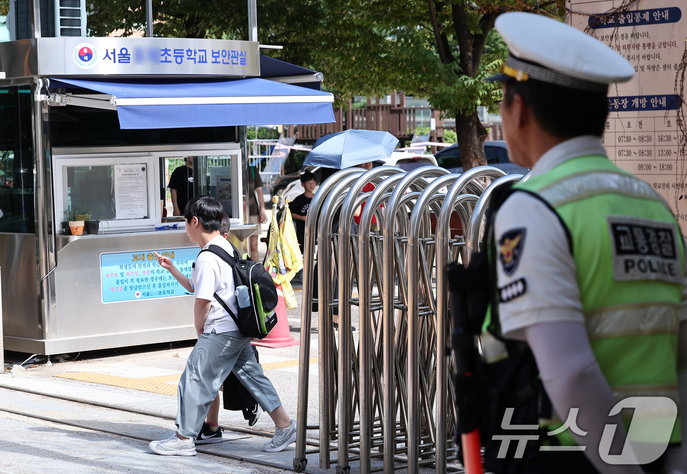 (서울=뉴스1) 김성진 기자 = 서울 서대문구 유괴 미수범들이 구속영장 기각으로 풀려난 뒤 학부모들 불안이 커지자 경찰이 5주간 종합 대책을 마련해 초등학교 등하굣길 안전을 강화한 …