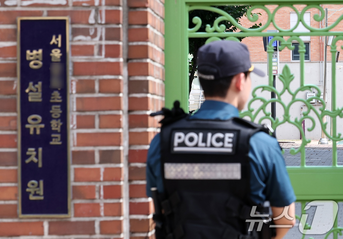 (서울=뉴스1) 김성진 기자 = 서울 서대문구 유괴 미수범들이 구속영장 기각으로 풀려난 뒤 학부모들 불안이 커지자 경찰이 5주간 종합 대책을 마련해 초등학교 등하굣길 안전을 강화한 …
