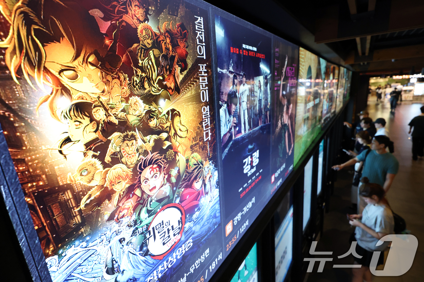 (서울=뉴스1) 박정호 기자 = 애니메이션 영화 '극장판 귀멸의 칼날: 무한성편'의 흥행이 이어지며 400만 관중 돌파를 앞둔 8일 서울의 한 영화관을 찾은 관객이 키오스크를 통해 …