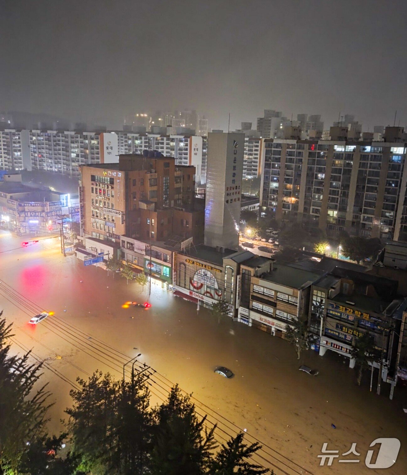 본문 이미지 - 지난 6~7일 내린 폭우가 전북 군산시 나운동 구 보건소사거리가 침수됐다.&#40;독자 제공. 재판매 및 DB금지&#41;