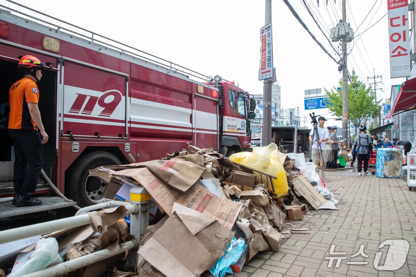 본문 이미지 - 8일 오후 군산시 나운동 구 보건소사거리 부근 상가 침수로 버려진 물품이 쌓여있다.2025.9.8/뉴스1