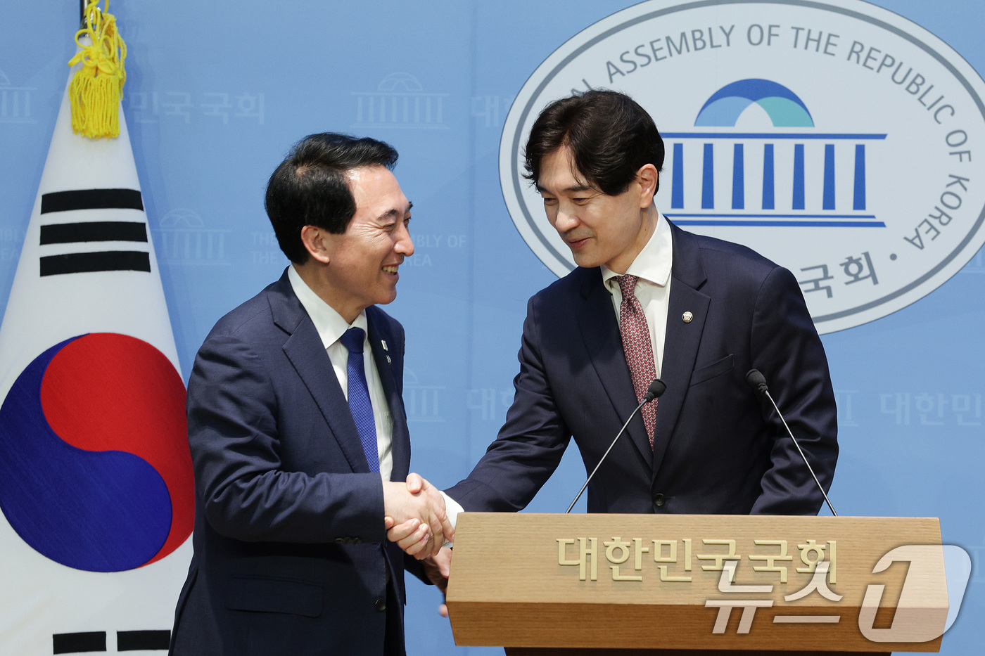 (서울=뉴스1) 신웅수 기자 = 박수현 더불어민주당 수석대변인(왼쪽)과 박성훈 국민의힘 수석대변인이 8일 오후 서울 여의도 국회 소통관에서 대통령-여야 당대표 회동 결과 공동 브리 …