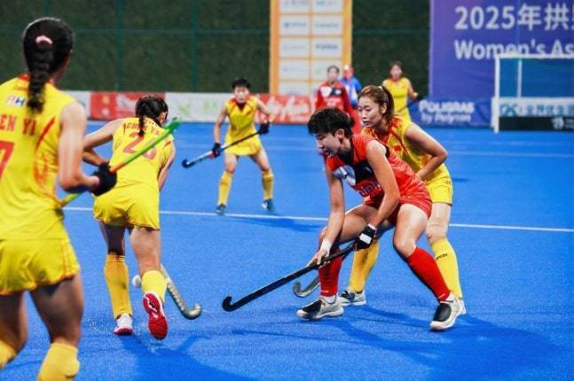 본문 이미지 - 한국 여자 하키 대표팀이 중국 항저우에서 열린 여자 하키 아시아컵 A조 조별리그 2차전에서 개최국 중국에 0-3으로 졌다.(대한하키협회 제공)