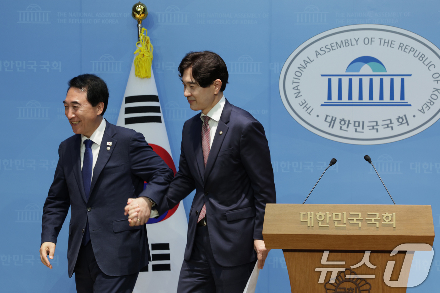 (서울=뉴스1) 신웅수 기자 = 박수현 더불어민주당 수석대변인(왼쪽)과 박성훈 국민의힘 수석대변인이 8일 오후 서울 여의도 국회 소통관에서 대통령-여야 당대표 회동 결과 공동 브리 …