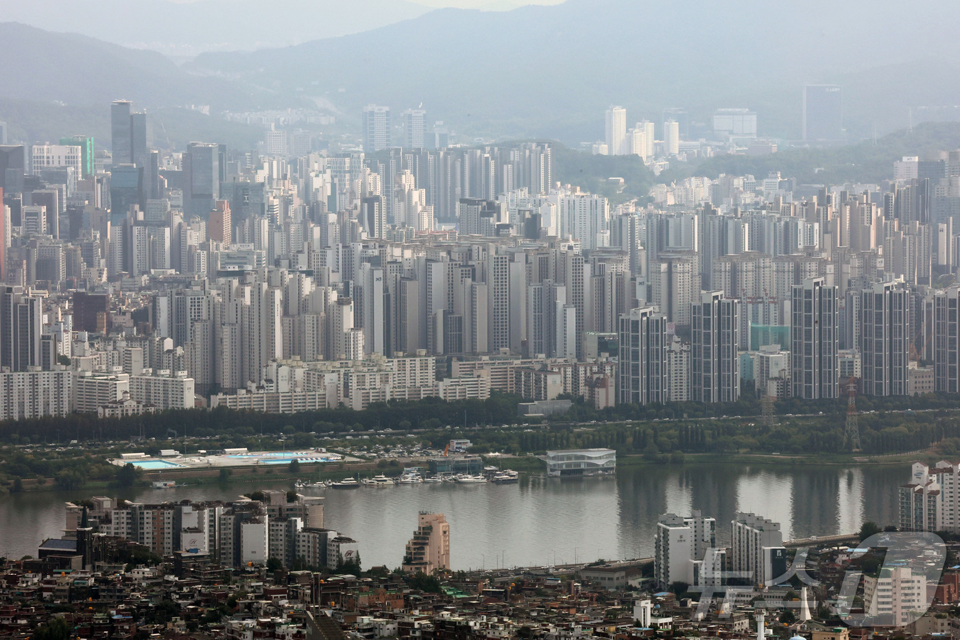 (서울=뉴스1) 이광호 기자 = 7월 서울 아파트 매매 신고가 거래 비중이 3년 만에 가장 높은 수준을 기록했다.부동산플랫폼 직방은 8일 국토교통부 아파트 매매 실거래가 자료를 분 …