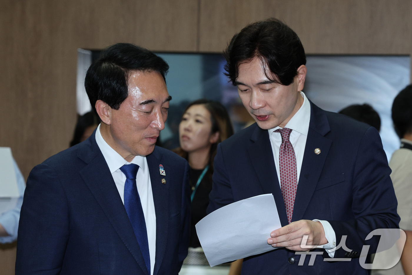 (서울=뉴스1) 신웅수 기자 = 박수현 더불어민주당 수석대변인(왼쪽)과 박성훈 국민의힘 수석대변인이 8일 오후 서울 여의도 국회 소통관에서 대통령-여야 당대표 회동 결과 공동 브리 …