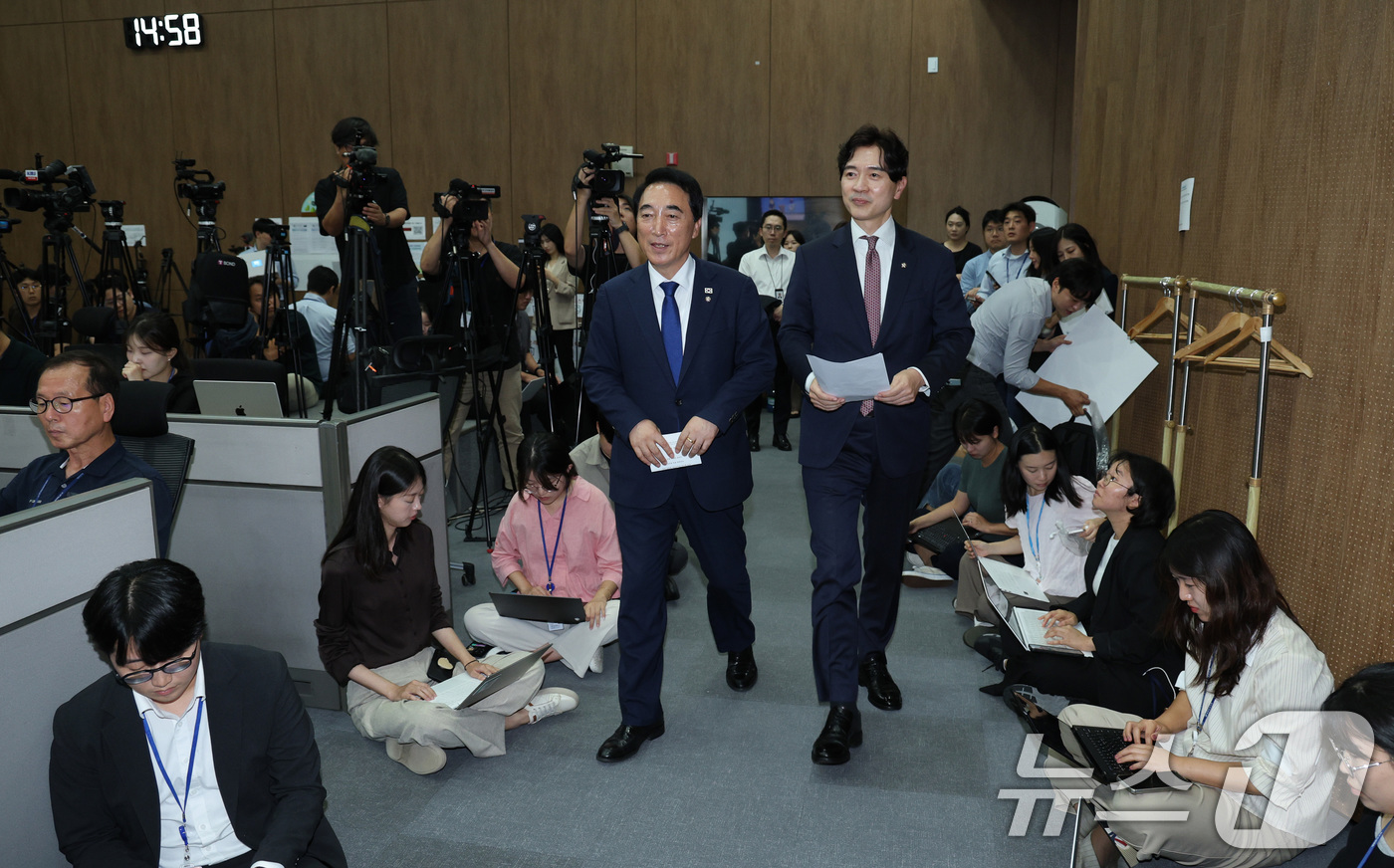 (서울=뉴스1) 신웅수 기자 = 박수현 더불어민주당 수석대변인(왼쪽)과 박성훈 국민의힘 수석대변인이 8일 오후 서울 여의도 국회 소통관에서 대통령-여야 당대표 회동 결과 공동 브리 …