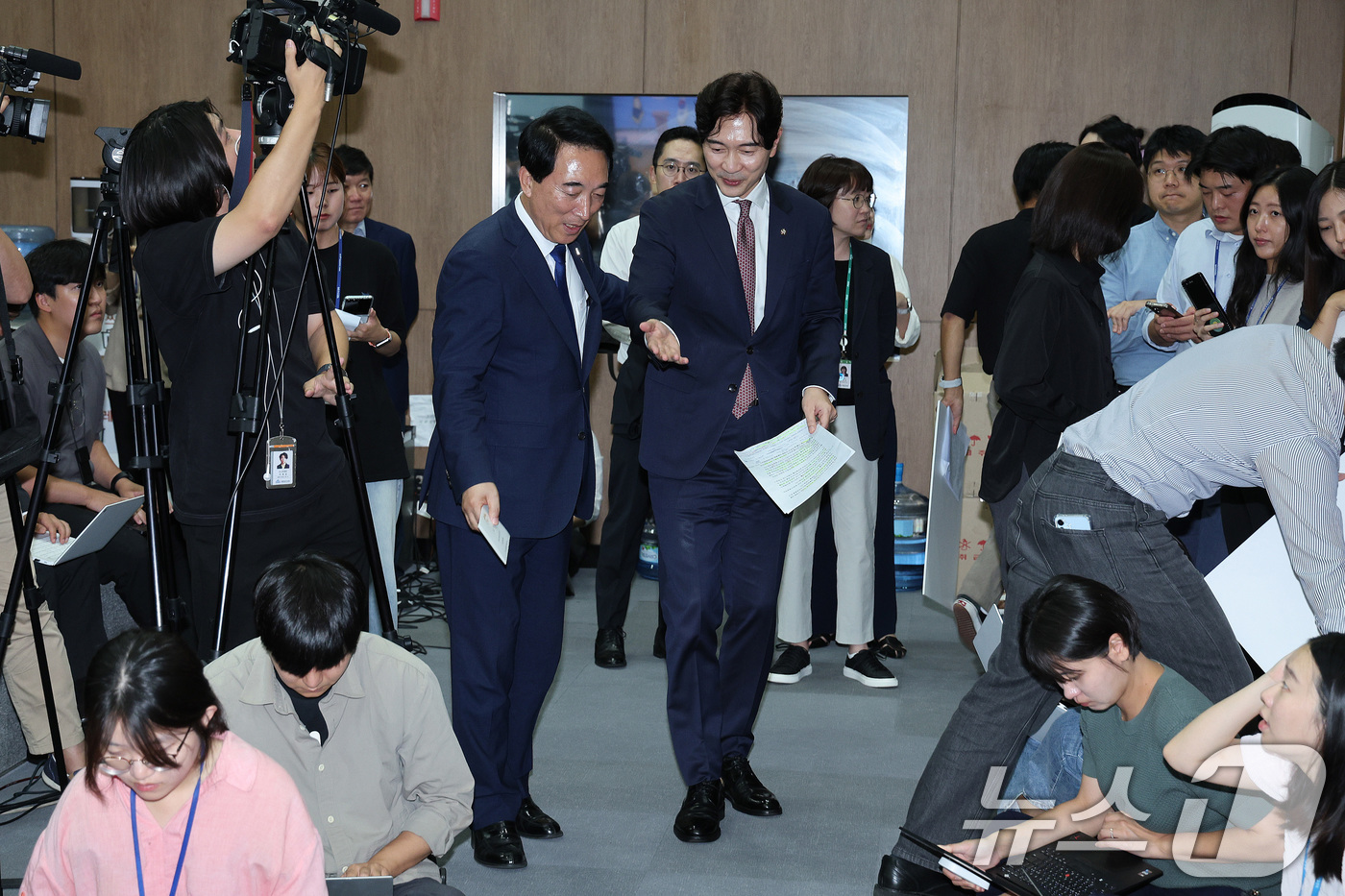 (서울=뉴스1) 신웅수 기자 = 박수현 더불어민주당 수석대변인(왼쪽)과 박성훈 국민의힘 수석대변인이 8일 오후 서울 여의도 국회 소통관에서 대통령-여야 당대표 회동 결과 공동 브리 …