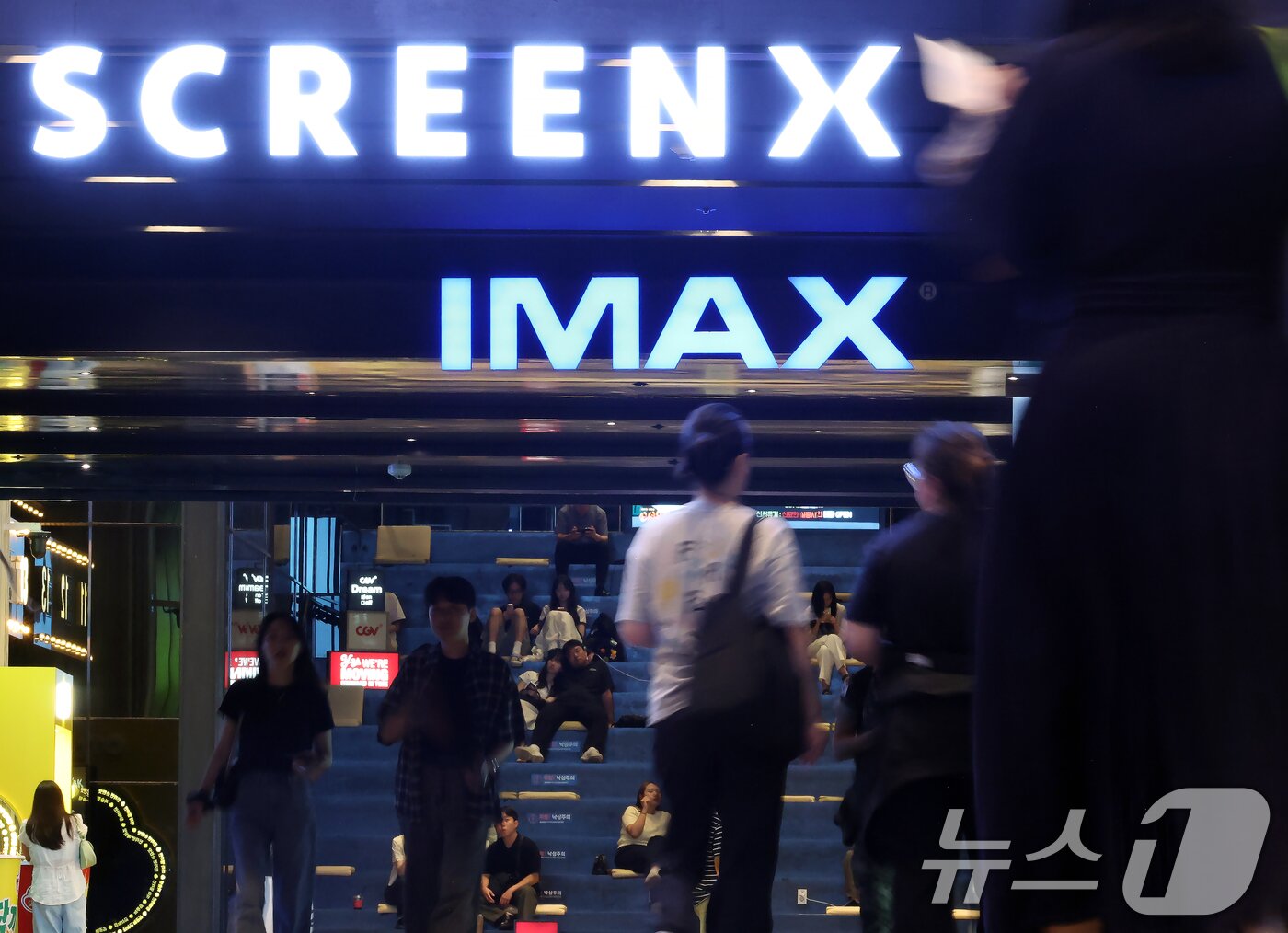 본문 이미지 -  8일 서울의 한 영화관을 찾은 관람객들이 상영관으로 향하고 있다. 2025.9.8/뉴스1 ⓒ News1 박정호 기자