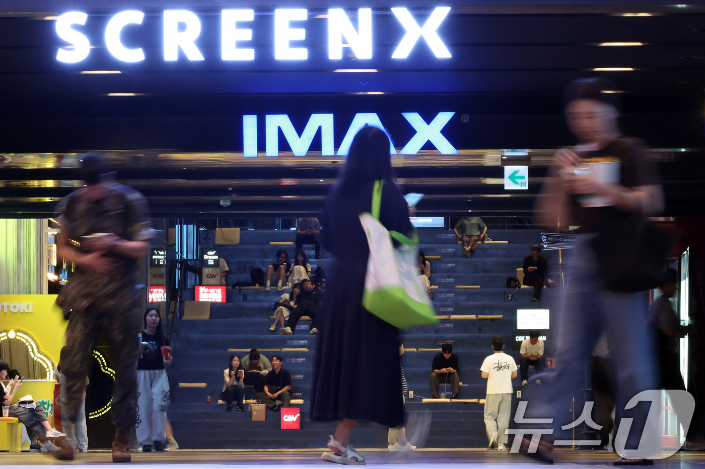 (서울=뉴스1) 박정호 기자 = 문화체육관광부(문체부)와 영화진흥위원회가 영화 관람료 6000원 할인권 잔여분 약 188만 장 재배포를 시작한 8일 서울의 한 영화관을 찾은 관람객 …