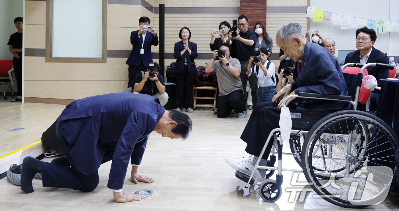 본문 이미지 - 권오을 국가보훈부 장관이 8일 전북 전주시 전주보훈요양원 강당에서 열린 이석규 애국지사 상수연에 참석해 큰절을 올리고 있다. ⓒ News1 유경석 기자