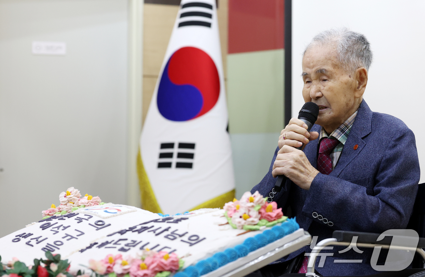 (전주=뉴스1) 유경석 기자 = 이석규 애국지사가 8일 전북 전주시 전주보훈요양원 강당에서 열린 상수연에서 기념인사를 하고 있다. 2025.9.8/뉴스1