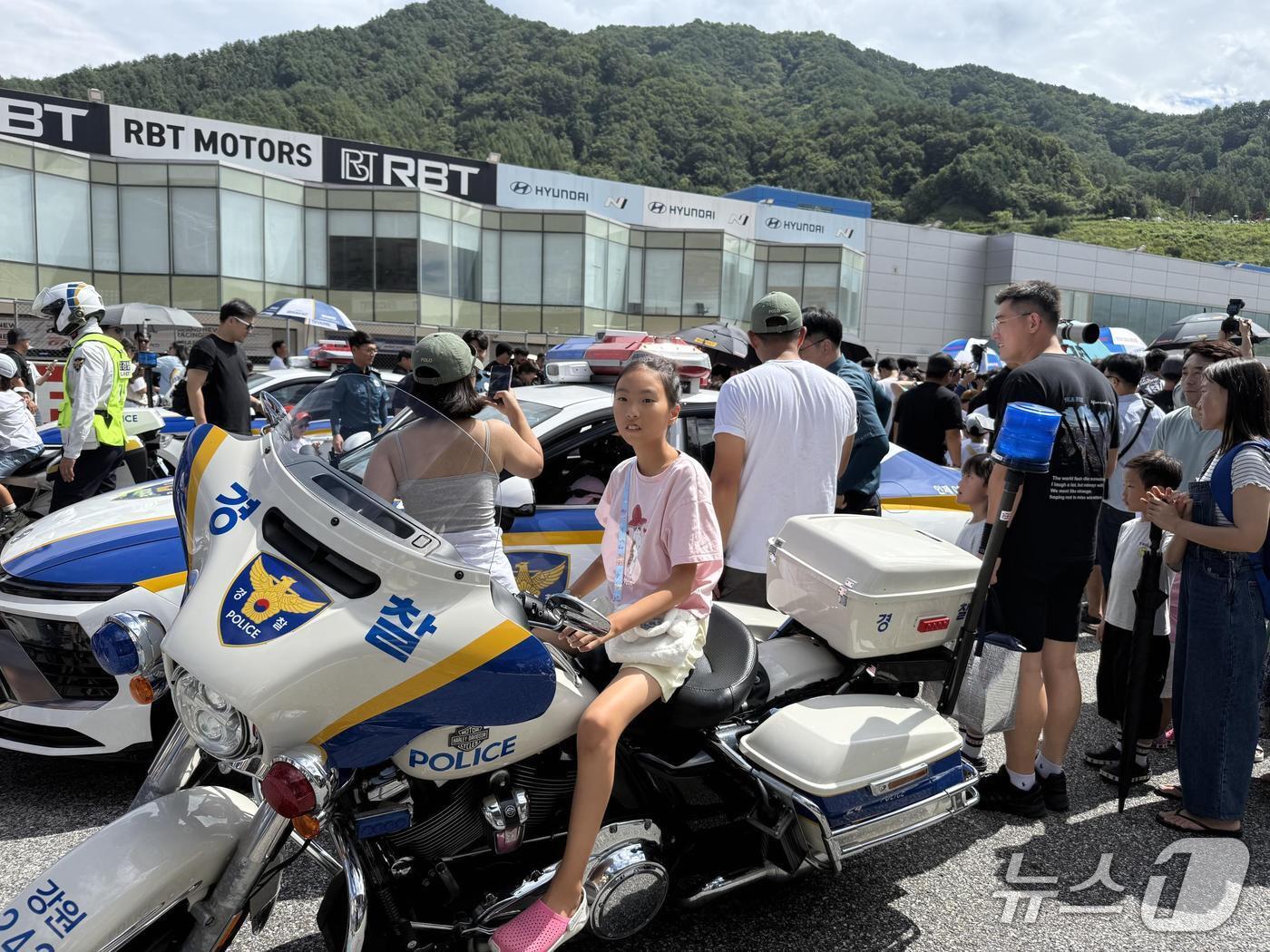 본문 이미지 - 강원경찰청은 지난 7일 인제 스피디움 슈퍼레이스 대회에서 교통질서 예방 캠페인을 실시했다.&#40;강원경찰청 제공. 재판매 및 DB금지&#41;/뉴스1