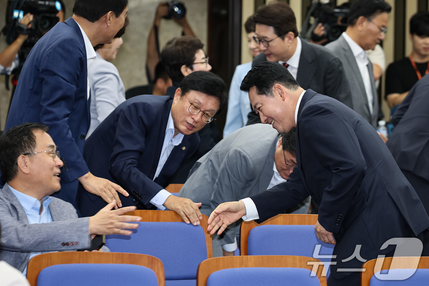 (서울=뉴스1) 유승관 기자 = 장동혁 국민의힘 대표가 8일 서울 여의도 국회에서 열린 의원총회에 참석하며 의원들과 인사하고 있다. 2025.9.8/뉴스1