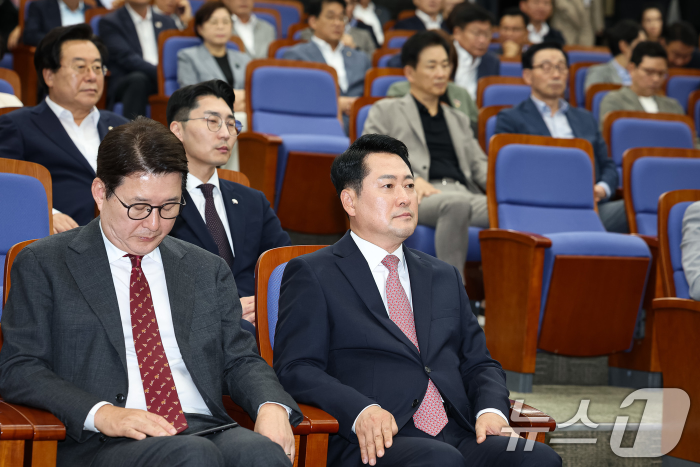 (서울=뉴스1) 유승관 기자 = 장동혁 국민의힘 대표가 8일 서울 여의도 국회에서 열린 의원총회에서 송언석 원내대표의 발언을 경청하고 있다. 2025.9.8/뉴스1
