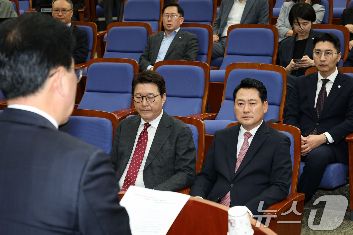 (서울=뉴스1) 유승관 기자 = 장동혁 국민의힘 대표가 8일 서울 여의도 국회에서 열린 의원총회에서 송언석 원내대표의 발언을 경청하고 있다. 2025.9.8/뉴스1