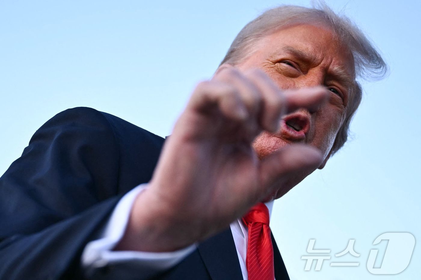 (앤드루스 합동기지 AFP=뉴스1) 강민경 기자 = 도널드 트럼프 미국 대통령이 7일(현지시간) US오픈 테니스대회 남자 결승전을 관람하기 위해 뉴욕을 방문한 뒤 메릴랜드주 앤드루 …