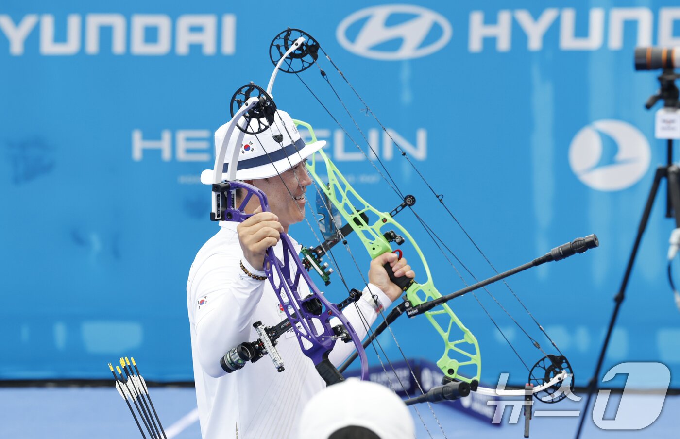 본문 이미지 - 양궁 컴파운드 최용희가 8일 광주 5.18민주광장에서 열린 광주 2025세계양궁선수권대회 컴파운드 남자개인전에서 동메달을 획득 후 환호하고 있다. 2025.9.8/뉴스1 ⓒ News1 김태성 기자