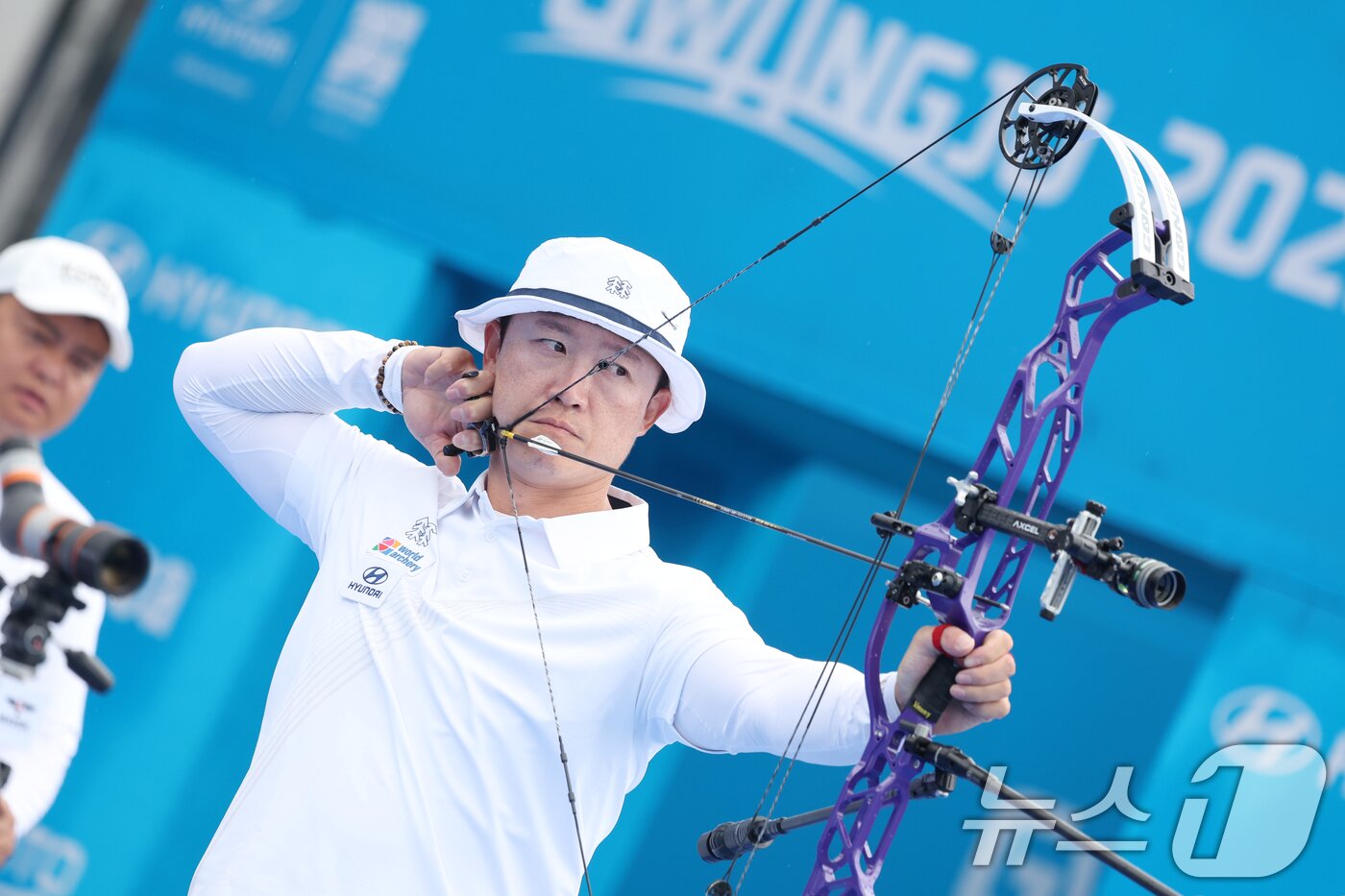 본문 이미지 - 8일 오후 광주 동구 5·18민주광장에서 열린 2025 세계양궁선수권대회 컴파운드 남자 개인 동메달 결정전에서 최용희가 화살을 쏘고 있다. 2025.9.8/뉴스1 ⓒ News1 이승현 기자