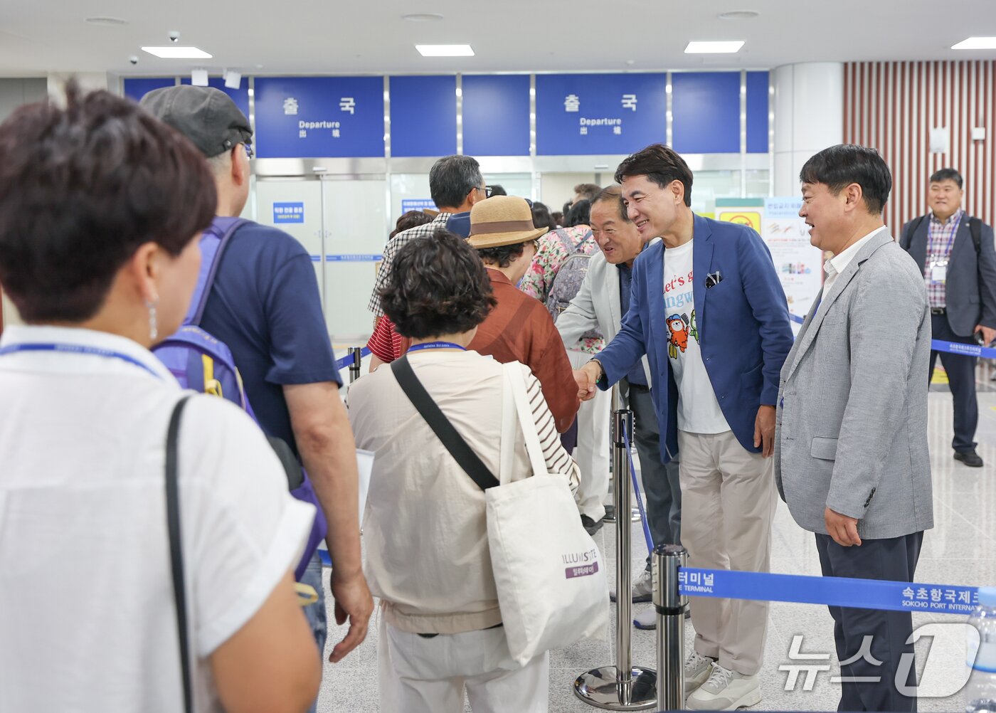 본문 이미지 - 김진태 강원도지사가 지난 6일 속초항에서 &#39;북해도 크루즈 시찰단&#39;을 환송하고 있다.&#40;강원도 제공. 재판매 및 DB금지&#41;/뉴스1