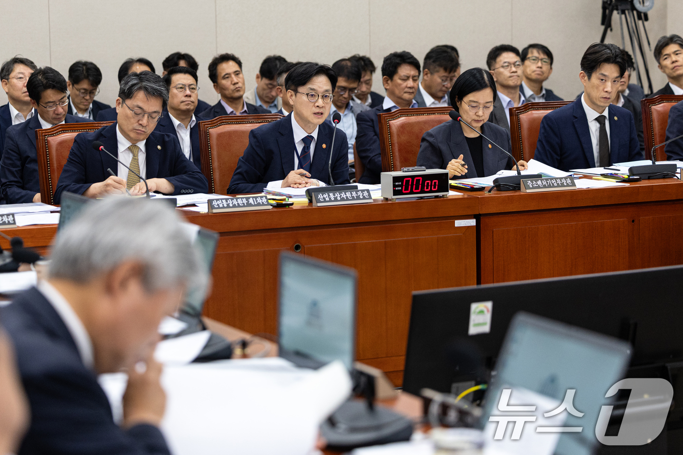 (서울=뉴스1) 이승배 기자 = 8일 서울 여의도 국회에서 열린 제429회국회(정기회) 산업통상자원중소벤처기업위원회 제1차 전체회의에 출석한 김정관 산업통상자원부 장관이 현안 질의 …