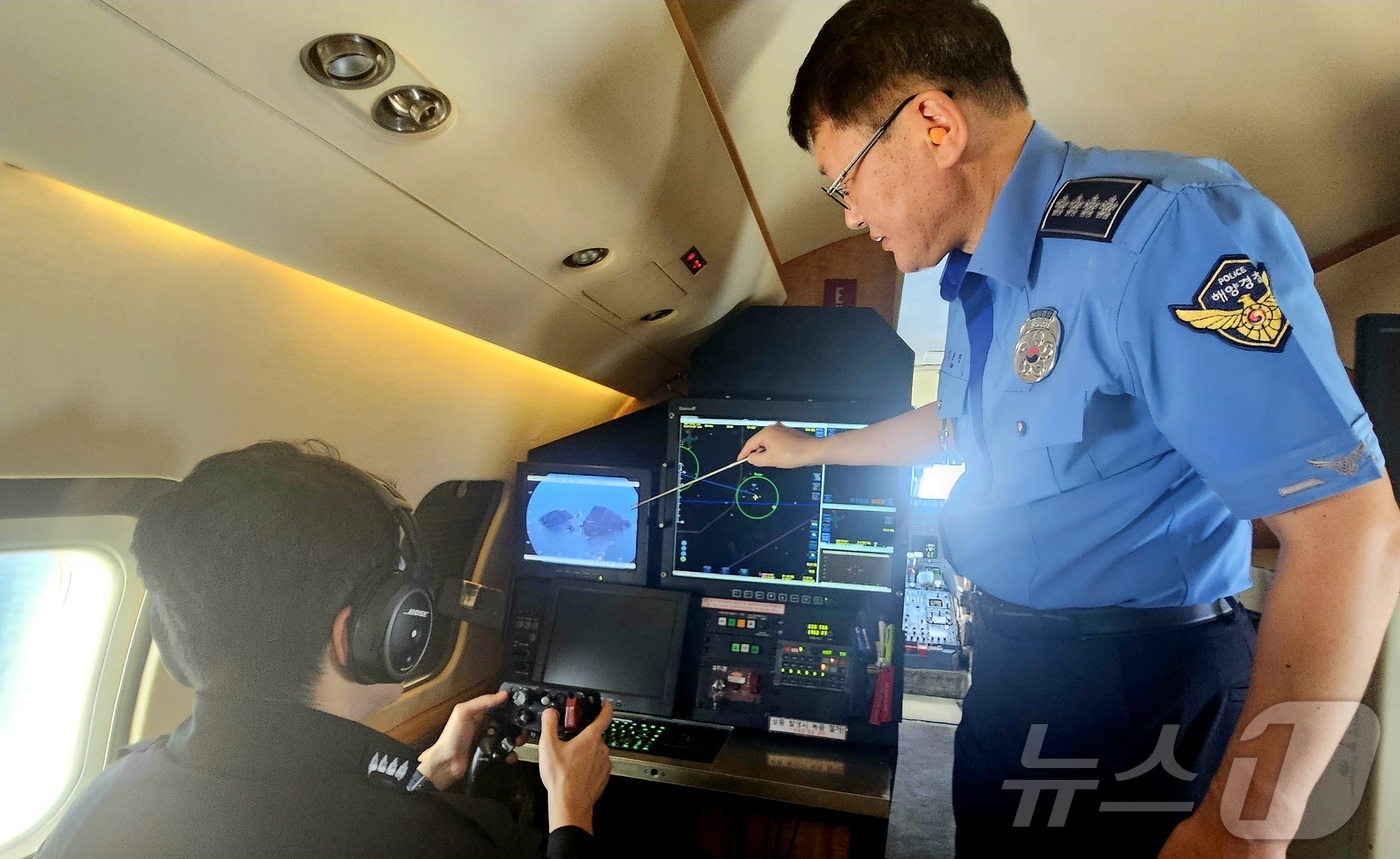 (인천=뉴스1) 이시명 기자 = 김용진 해양경찰청장이 8일 헬기를 타고 동해 독도 인근 해역을 경비하는 해경 함정을 살펴보고 있다.김용진 청장은 우리 영토 및 해양주권 수호에 최선 …