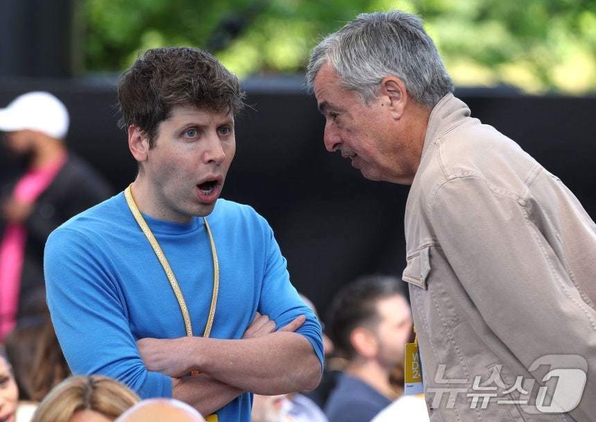 본문 이미지 - 샘 올트먼 CEO가 2024년 6월 10일 월요일 캘리포니아주 쿠퍼티노에서 열린 애플 행사에 참석하는 모습. ⓒ AFP=뉴스1