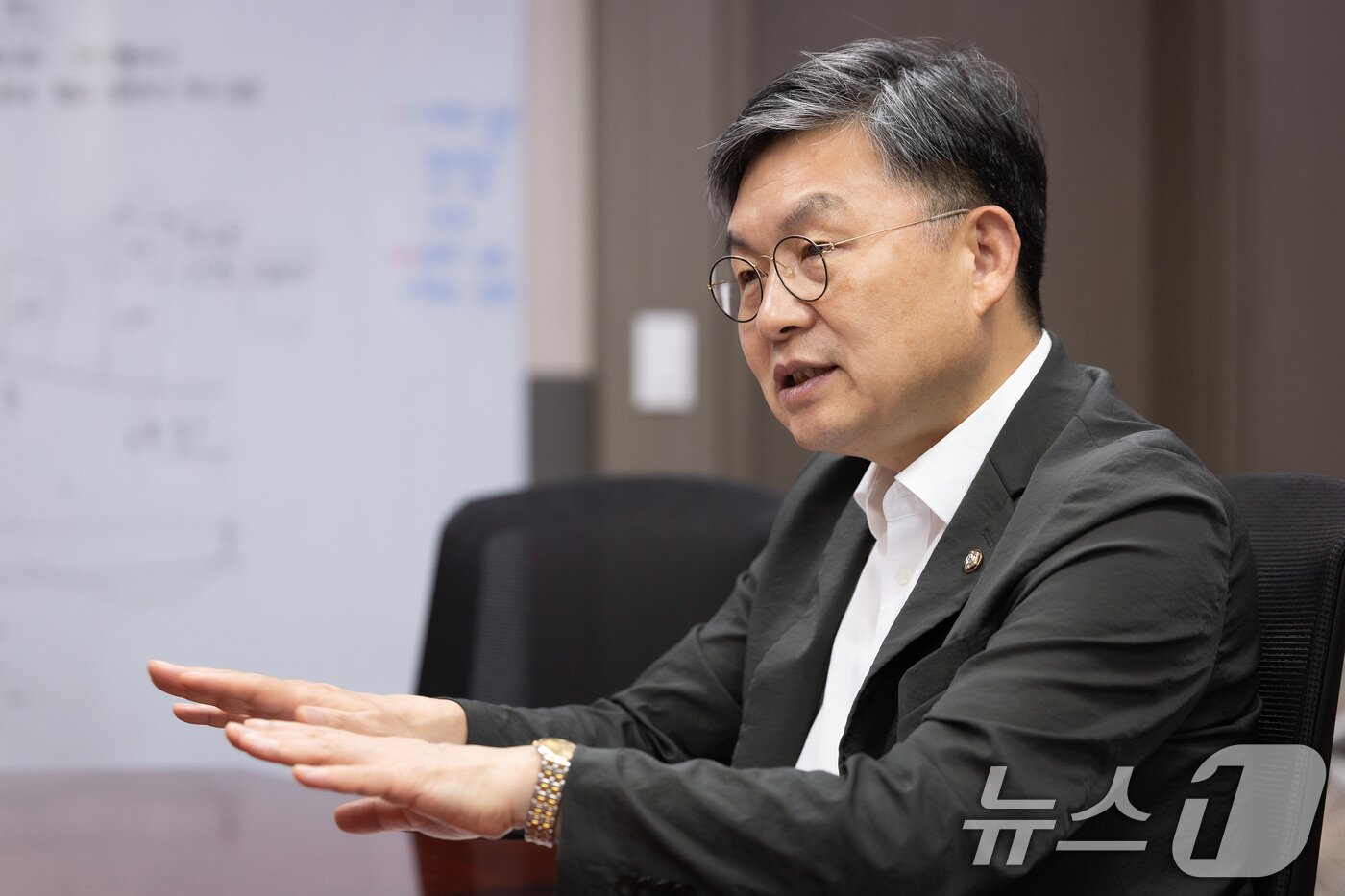 본문 이미지 - 국회 보건복지위원인 김윤 더불어민주당 의원이 8일 서울 여의도 국회 의원회관에서 뉴스1과 인터뷰하고 있다. ⓒ News1 유승관 기자