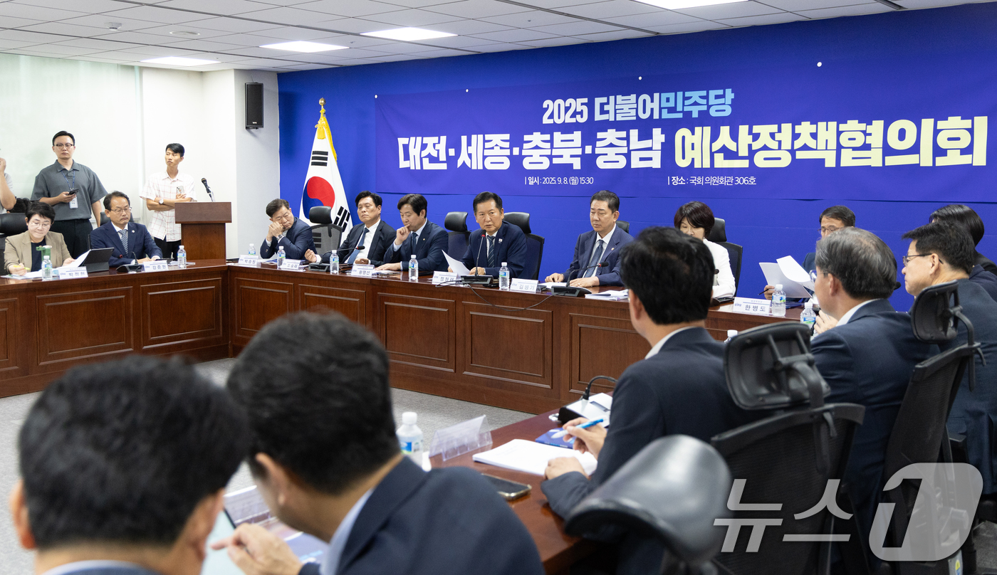 (서울=뉴스1) 이승배 기자 = 정청래 더불어민주당 대표가 8일 서울 여의도 국회 의원회관에서 열린 대전·세종·충북·충남 예산정책협의회에서 모두발언하고 있다. 2025.9.8/뉴스 …