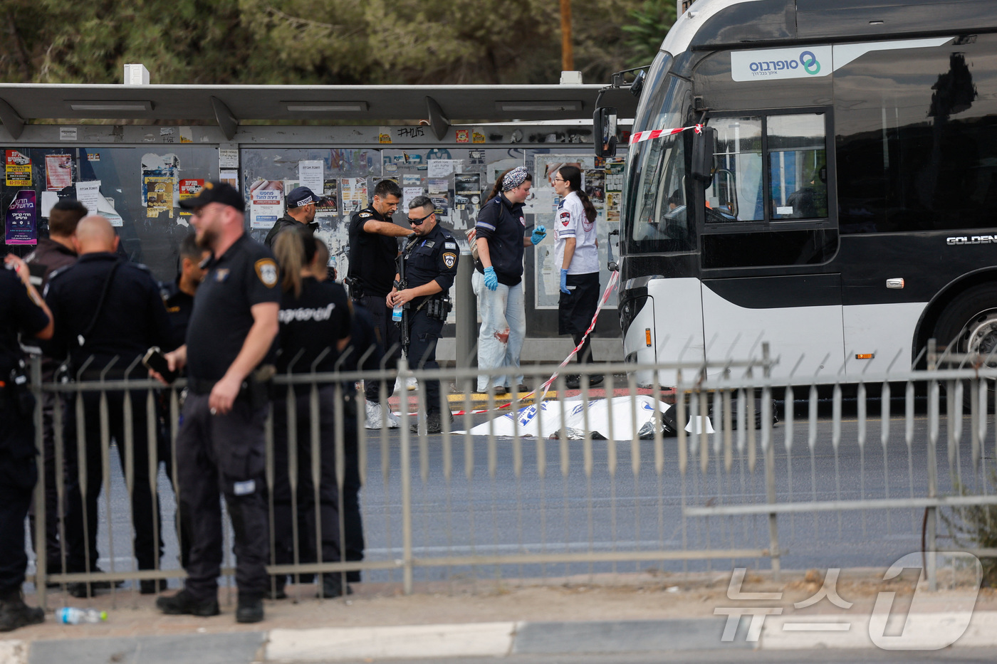 (예루살렘 로이터=뉴스1) 강서연 기자 = 이스라엘 경찰이 8일(현지시간) 예루살렘 외곽에서 총격 사건이 발생한 것으로 추정되는 현장을 보존하고 있다. 2025.09.08ⓒ 로이터 …