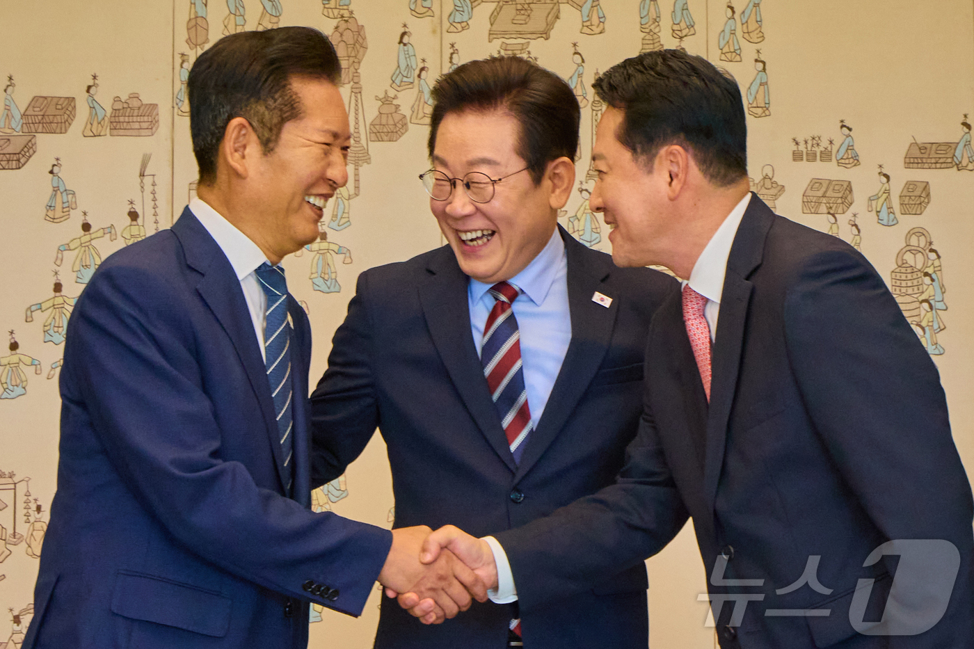 (서울=뉴스1) 이재명 기자 = 이재명 대통령이 8일 서울 용산 대통령실 청사에서 열린 여야 지도부 오찬 회동에서 정청래 더불어민주당 대표, 장동혁 국민의힘 대표가 악수하는 것을 …