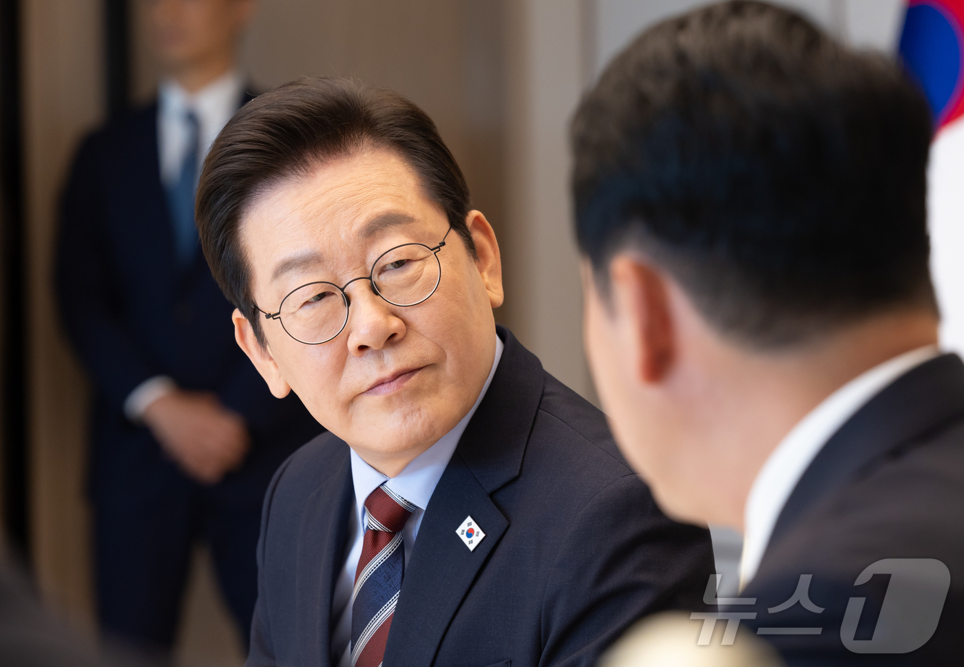 (서울=뉴스1) 이재명 기자 = 이재명 대통령이 8일 서울 용산 대통령실 청사에서 열린 여야 지도부 오찬 회동에서 장동혁 국민의힘 대표의 발언을 듣고 있다. (대통령실 제공. 재판 …