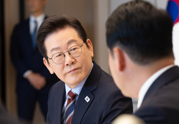 여야, 부동산 설전 지속…"張 유치해 헛웃음" vs "李 SNS로 편가르기"(종합)