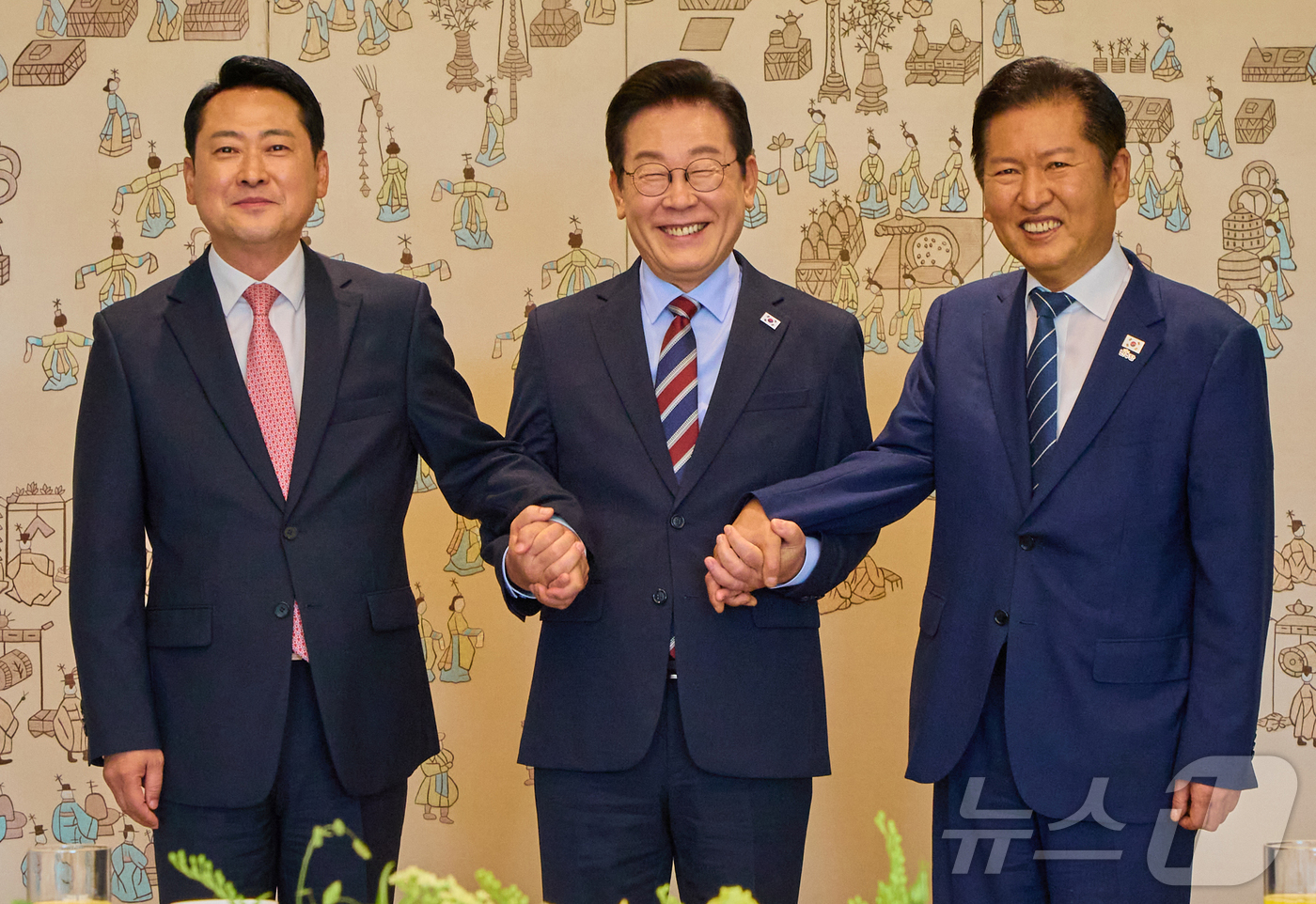 (서울=뉴스1) 이재명 기자 = 이재명 대통령이 8일 서울 용산 대통령실 청사에서 열린 여야 지도부 오찬 회동에서 정청래 더불어민주당 대표, 장동혁 국민의힘 대표와 기념촬영을 하고 …