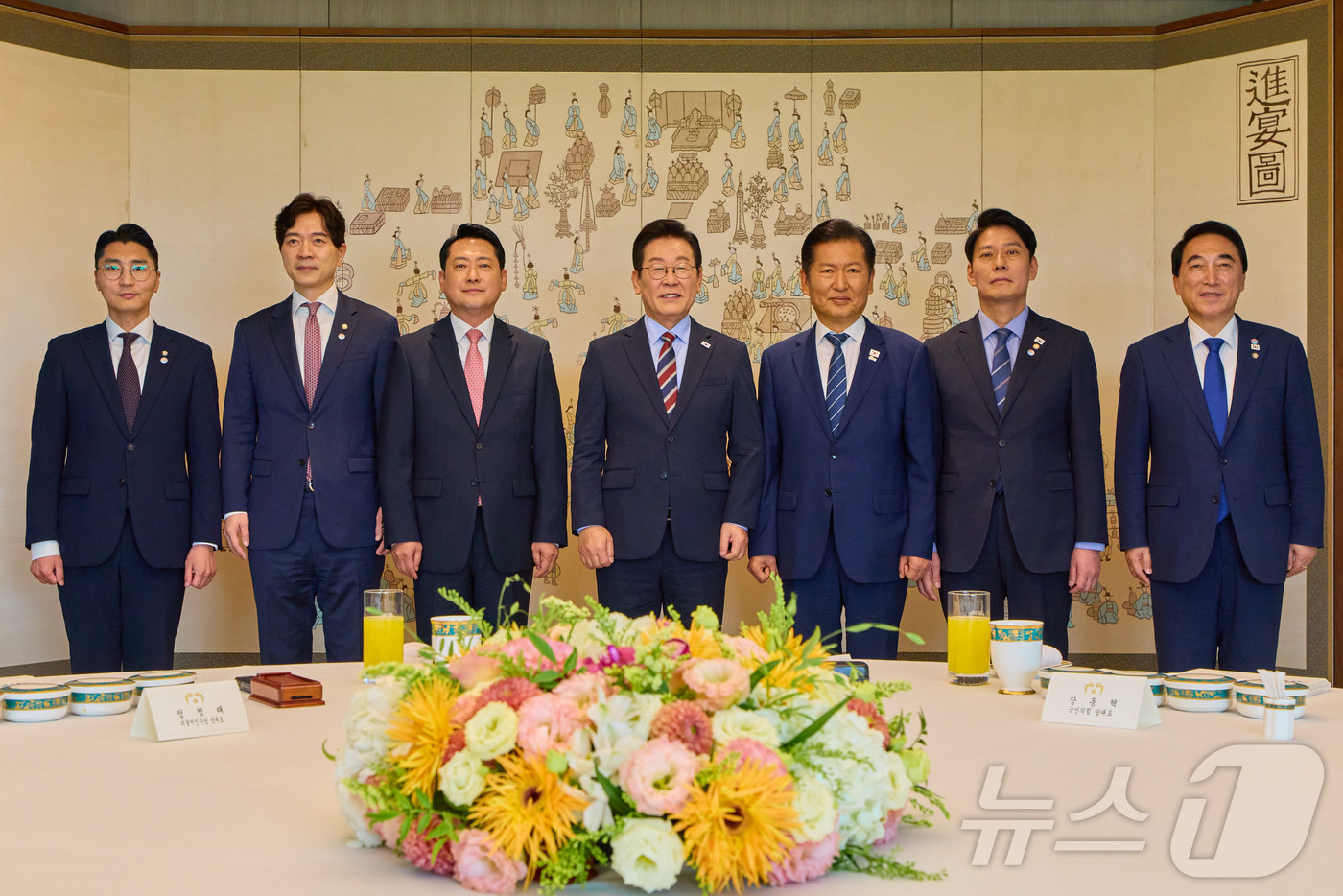 (서울=뉴스1) 이재명 기자 = 이재명 대통령이 8일 서울 용산 대통령실 청사에서 열린 여야 지도부 오찬 회동에서 정청래 더불어민주당 대표, 장동혁 국민의힘 대표 등 참석자들과 기 …