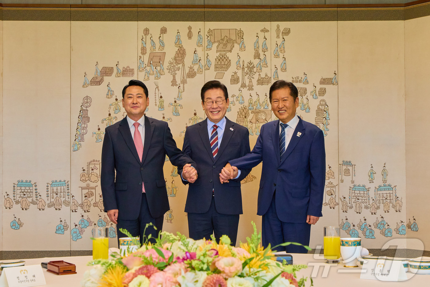 (서울=뉴스1) 이재명 기자 = 이재명 대통령이 8일 서울 용산 대통령실 청사에서 열린 여야 지도부 오찬 회동에서 정청래 더불어민주당 대표, 장동혁 국민의힘 대표와 기념촬영을 하고 …