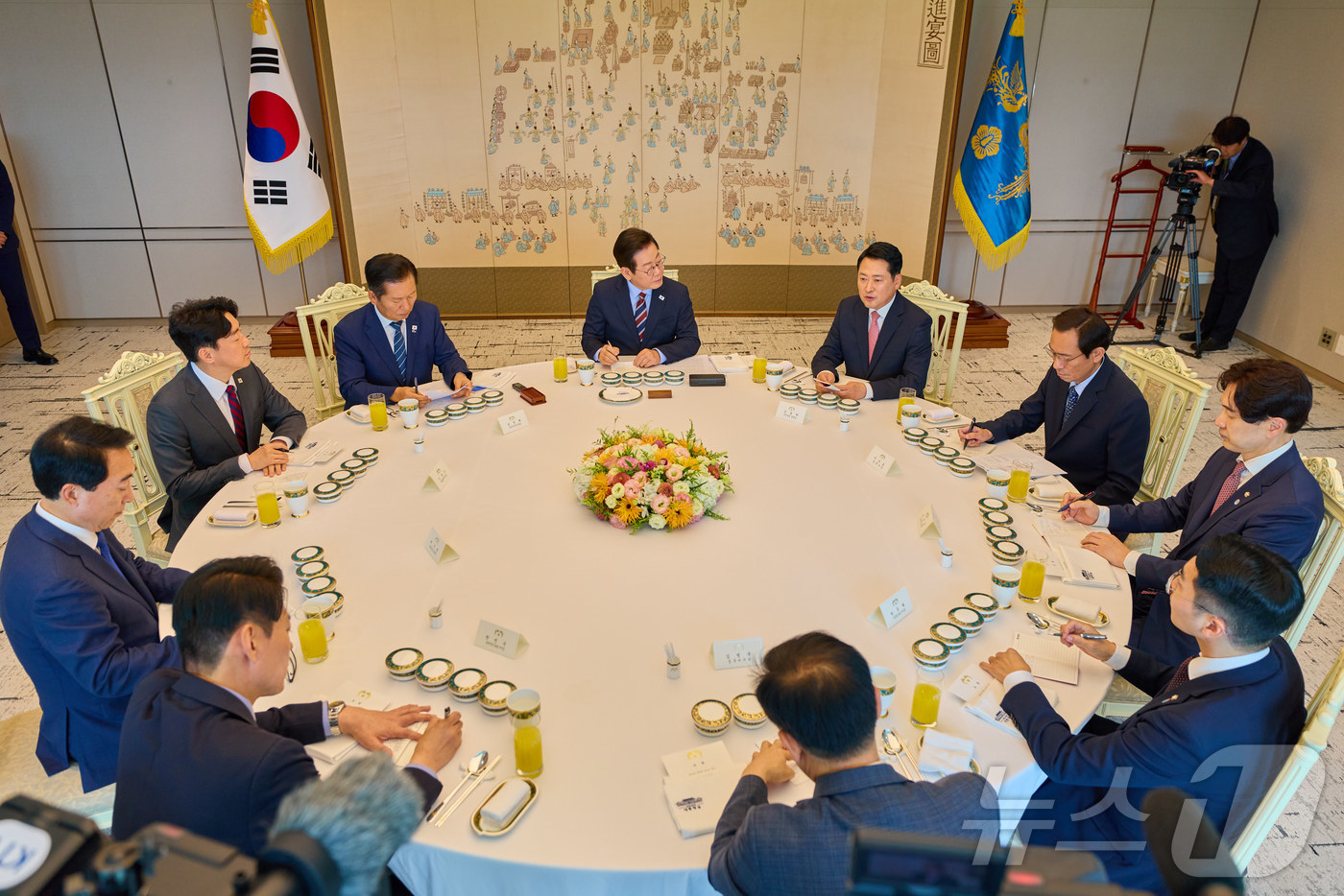 (서울=뉴스1) 이재명 기자 = 이재명 대통령이 8일 서울 용산 대통령실 청사에서 열린 여야 지도부 오찬 회동에서 장동혁 국민의힘 대표의 발언을 듣고 있다. (대통령실 제공. 재판 …