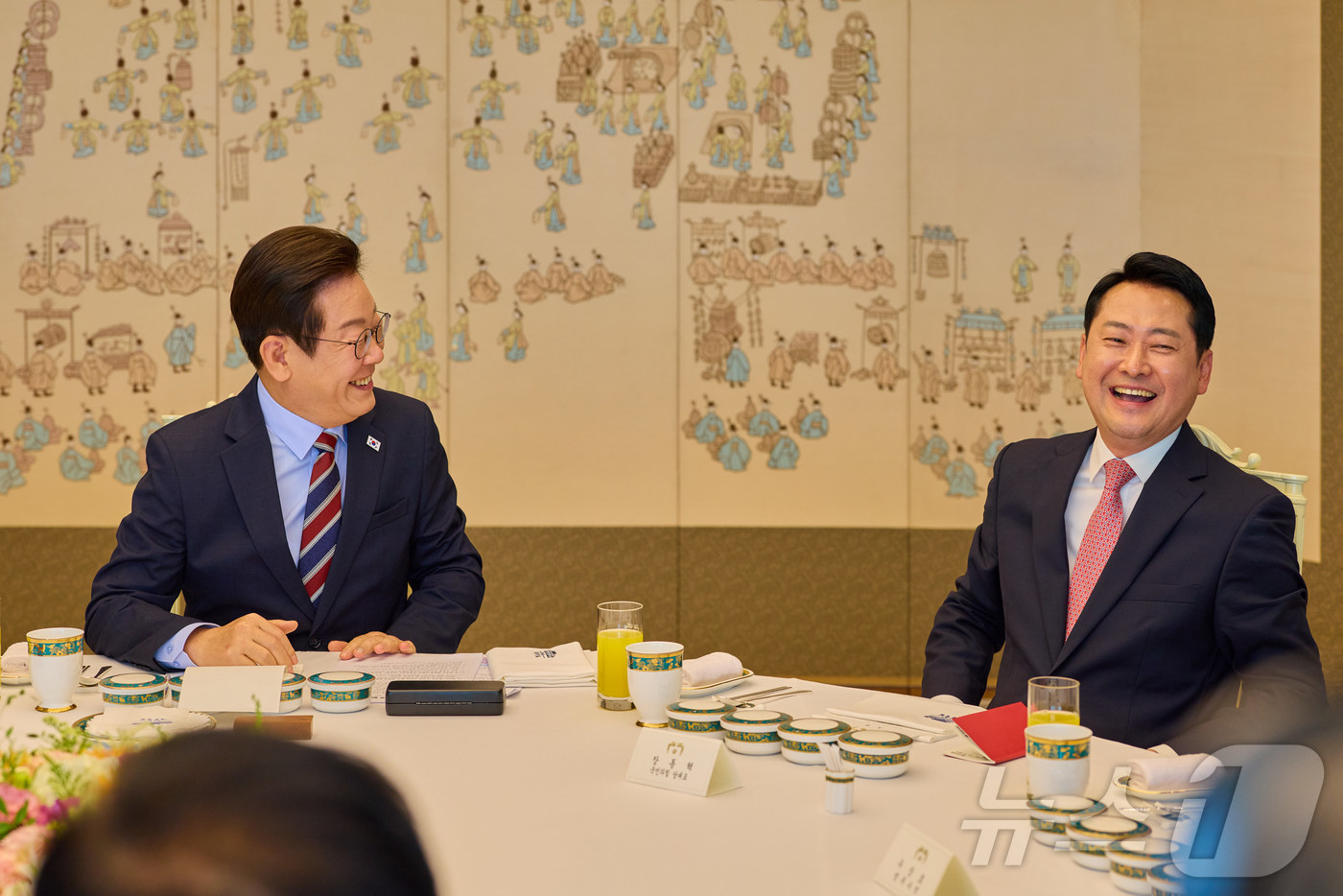 (서울=뉴스1) 이재명 기자 = 이재명 대통령이 8일 서울 용산 대통령실 청사에서 열린 여야 지도부 오찬 회동에서 장동혁 국민의힘 대표와 미소를 짓고 있다. (대통령실 제공. 재판 …