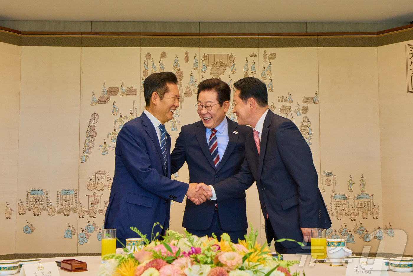 (서울=뉴스1) 이재명 기자 = 이재명 대통령이 8일 서울 용산 대통령실 청사에서 열린 여야 지도부 오찬 회동에서 정청래 더불어민주당 대표, 장동혁 국민의힘 대표가 악수하는 것을 …