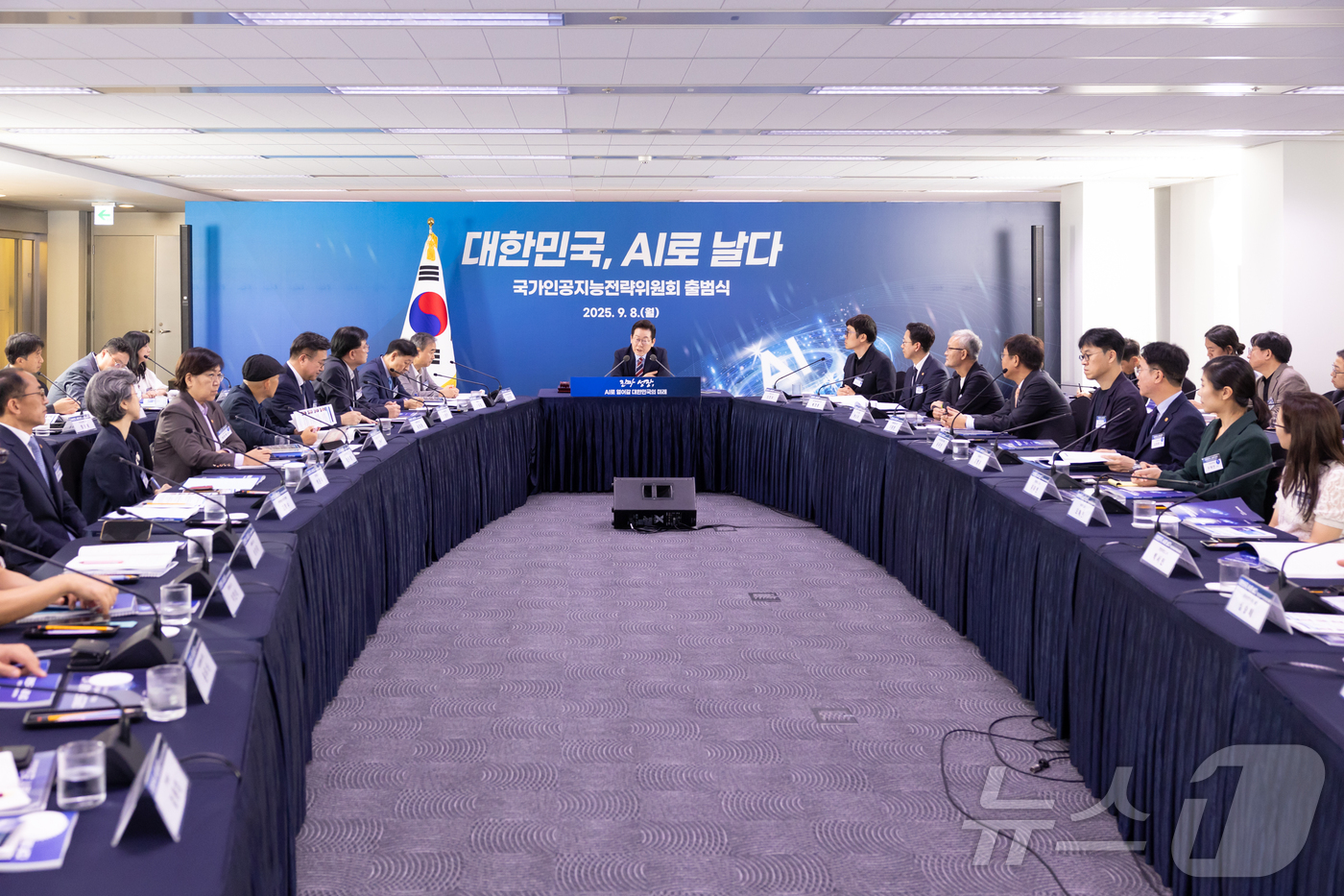 (서울=뉴스1) 이재명 기자 = 이재명 대통령이 8일 서울 중구 서울스퀘어에서 열린 ‘대한민국, AI로 날다’ 국가인공지능(AI) 전략위원회 출범식에서 발언을 하고 있다. (대통령 …