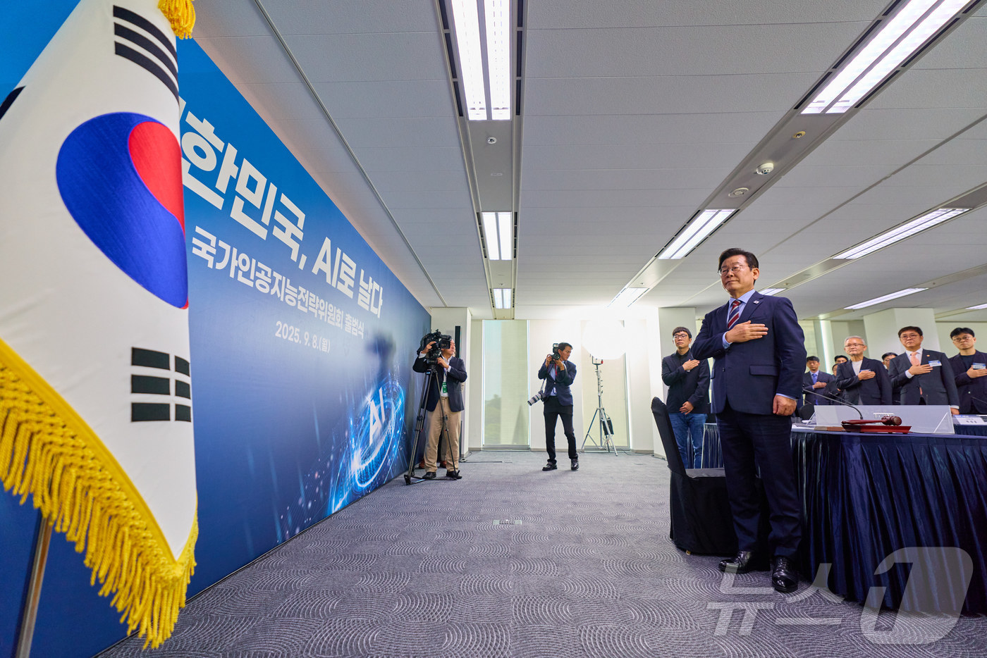 (서울=뉴스1) 이재명 기자 = 이재명 대통령이 8일 서울 중구 서울스퀘어에서 열린 ‘대한민국, AI로 날다’ 국가인공지능(AI) 전략위원회 출범식에서 국민의례를 하고 있다. (대 …