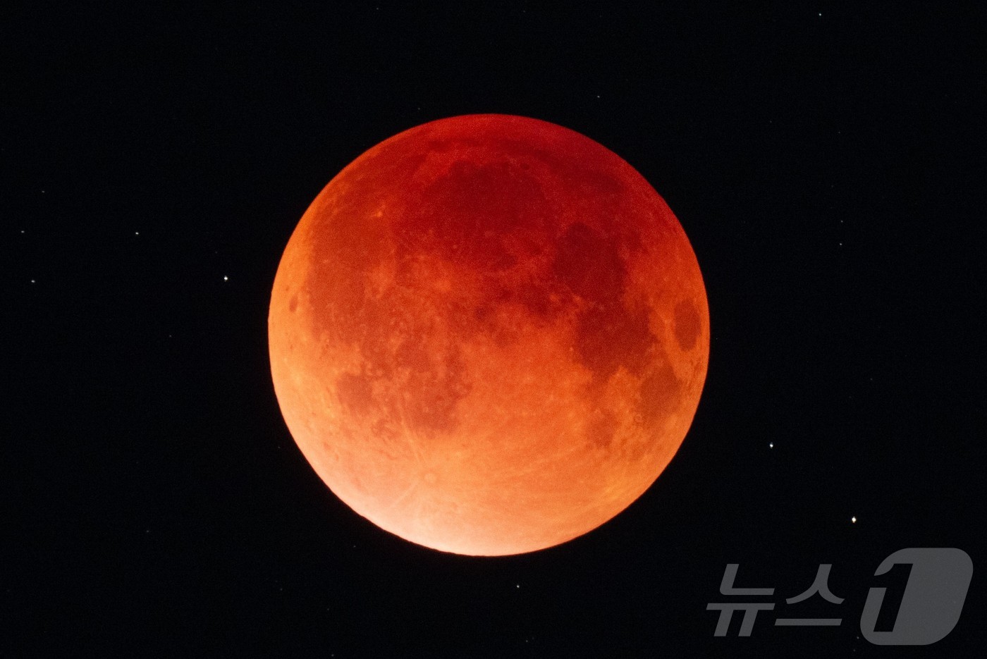 (서울=뉴스1) 김진환 기자 = 한국천문연구원은 8일 새벽 지구가 달과 태양 사이에 위치해 지구의 그림자에 의해 달이 가려지는 현상인 개기월식이 진행됐다고 밝혔다.사진은 이날 오전 …