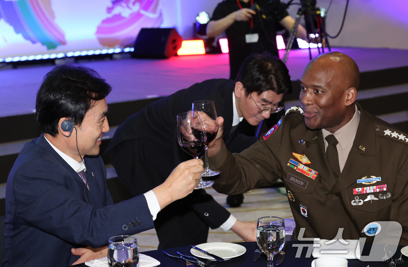 (서울=뉴스1) 장수영 기자 = 안규백 국방부 장관과 제이비어 브런슨 유엔군사령관 겸 한미연합군사령관이 8일 오후 서울 중구 웨스틴 조선에서 열린 유엔사 창설 75주년 기념행사에서 …